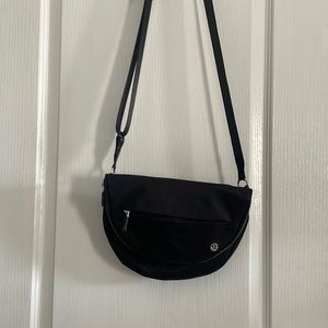 Lululemon multi compartment crossbody